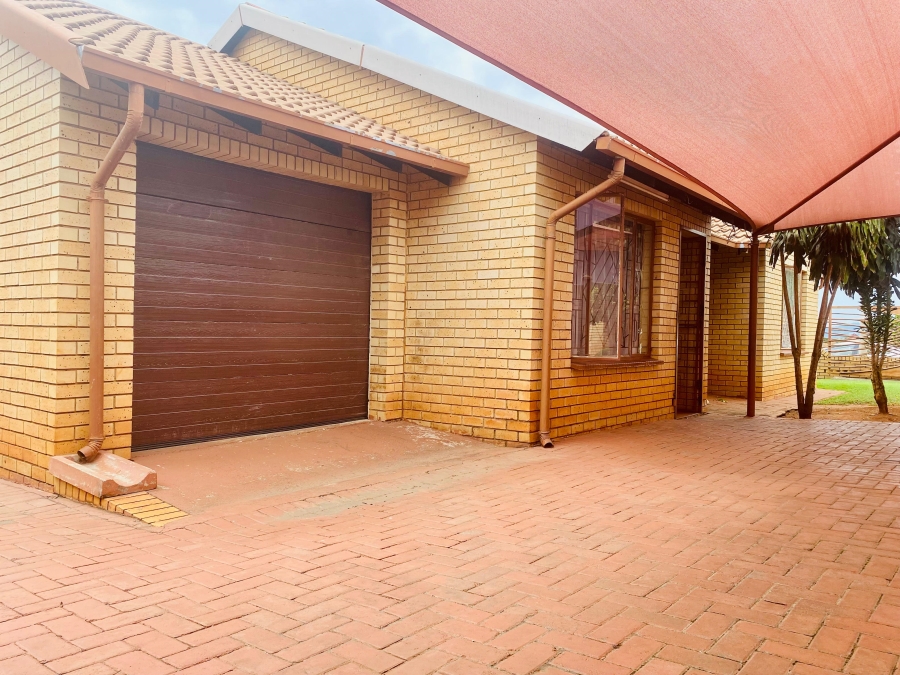 To Let 3 Bedroom Property for Rent in Geelhoutpark North West